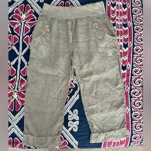 100% Linen Capri Pants. Beautiful details! Never worn